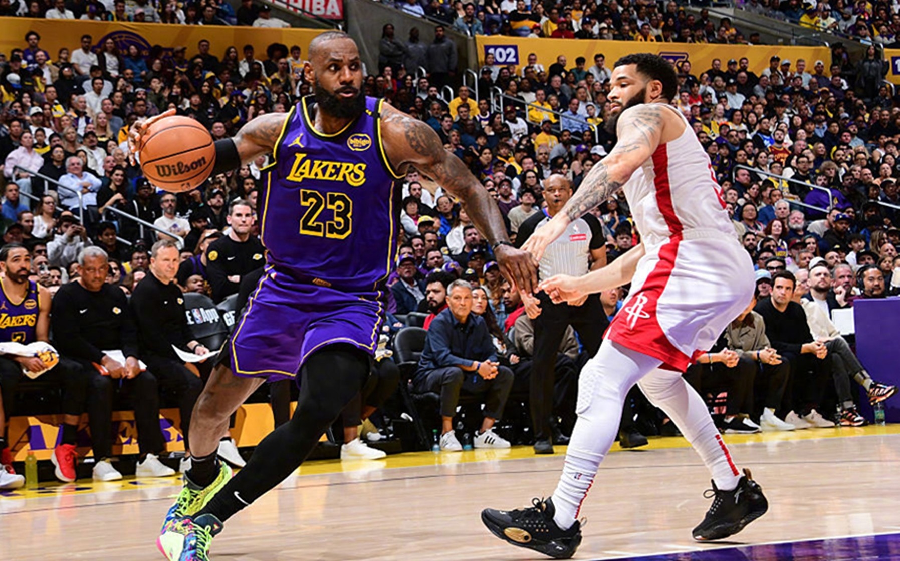 詹姆斯发威！湖人胜热火总决赛首战的简单介绍