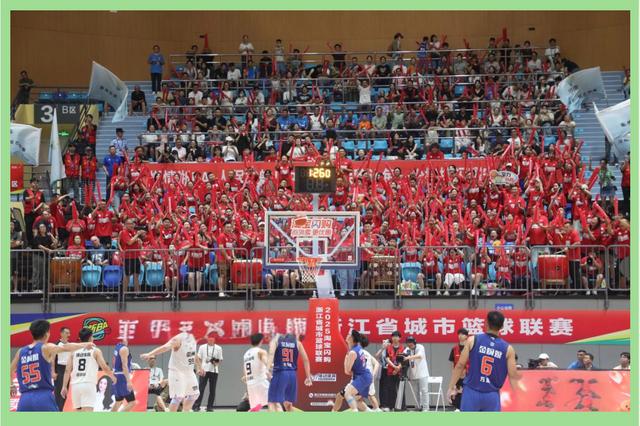 球队在比赛中展现出团结与拼搏的精神