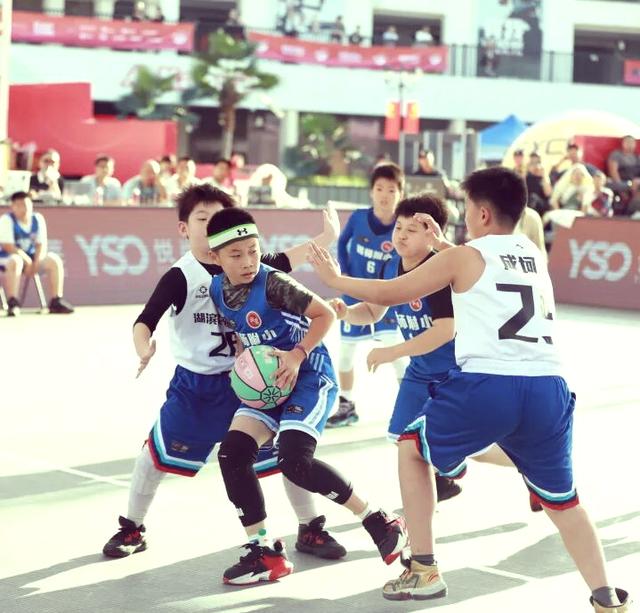 球队在比赛中展现出团结与拼搏的精神 球队在比赛中展现出团结与拼搏的精神