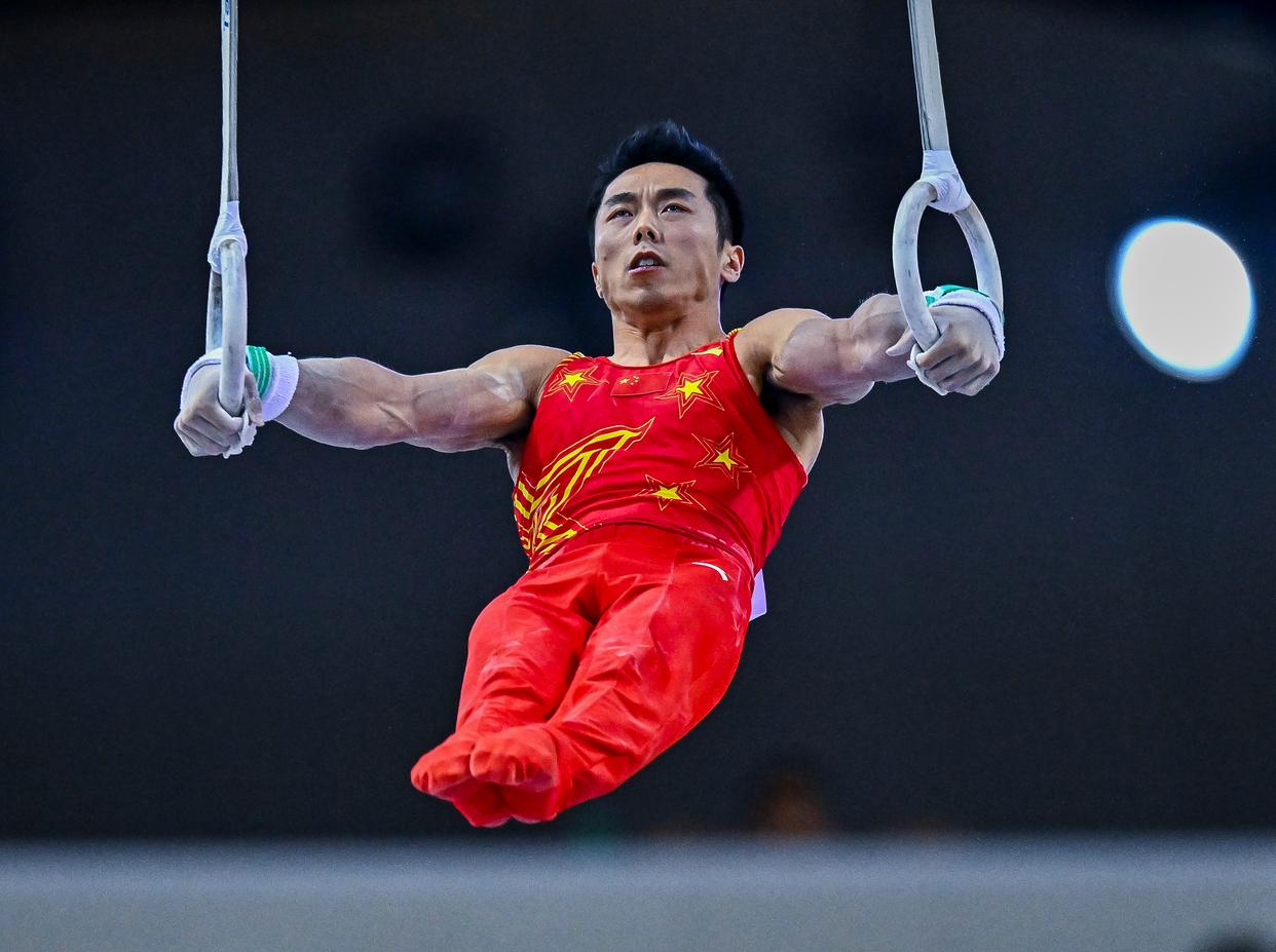 关于体操冠军力压群雄,实现三连冠壮举的信息 关于体操冠军力压群雄,实现三连冠壮举的信息