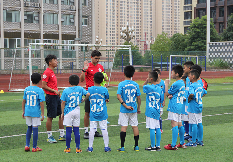 od体育登录入口-足球训练营邀请明星教练指导，提升学员技术水平的简单介绍