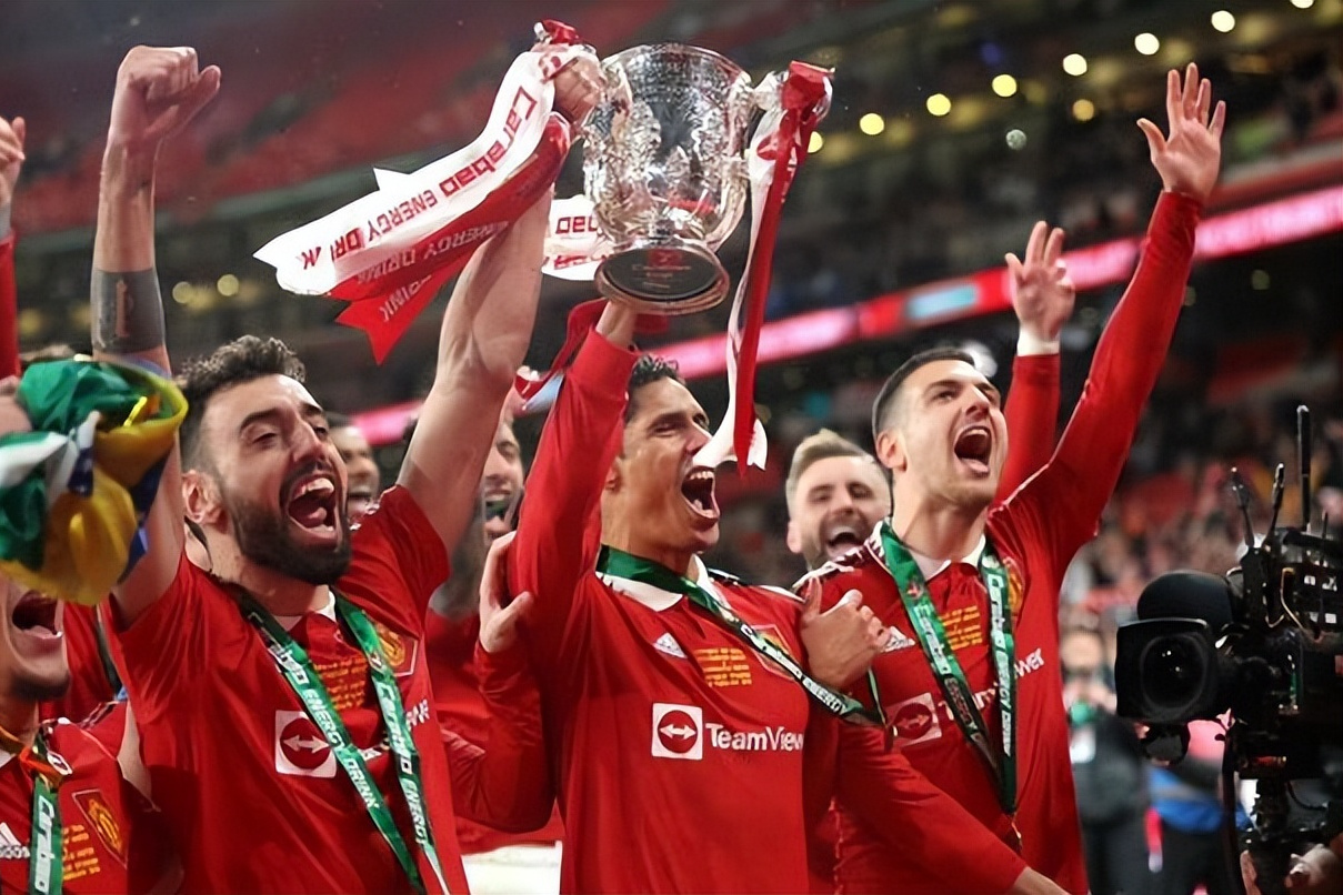 曼联球员奋力冲刺，助球队豪取胜利的简单介绍